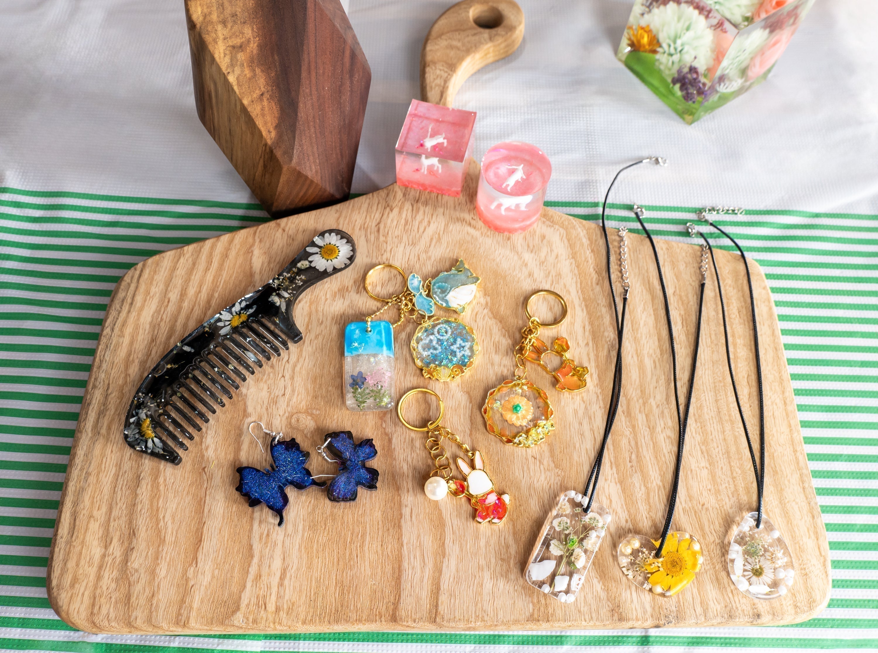 This picture displays a variety of handicrafts made with UV resin, such as keychains, necklaces, and a comb, showcasing the convenience of UV resin for creating jewelry and small ornaments as introduced in the "UV Resin Usage Guide for Beginners