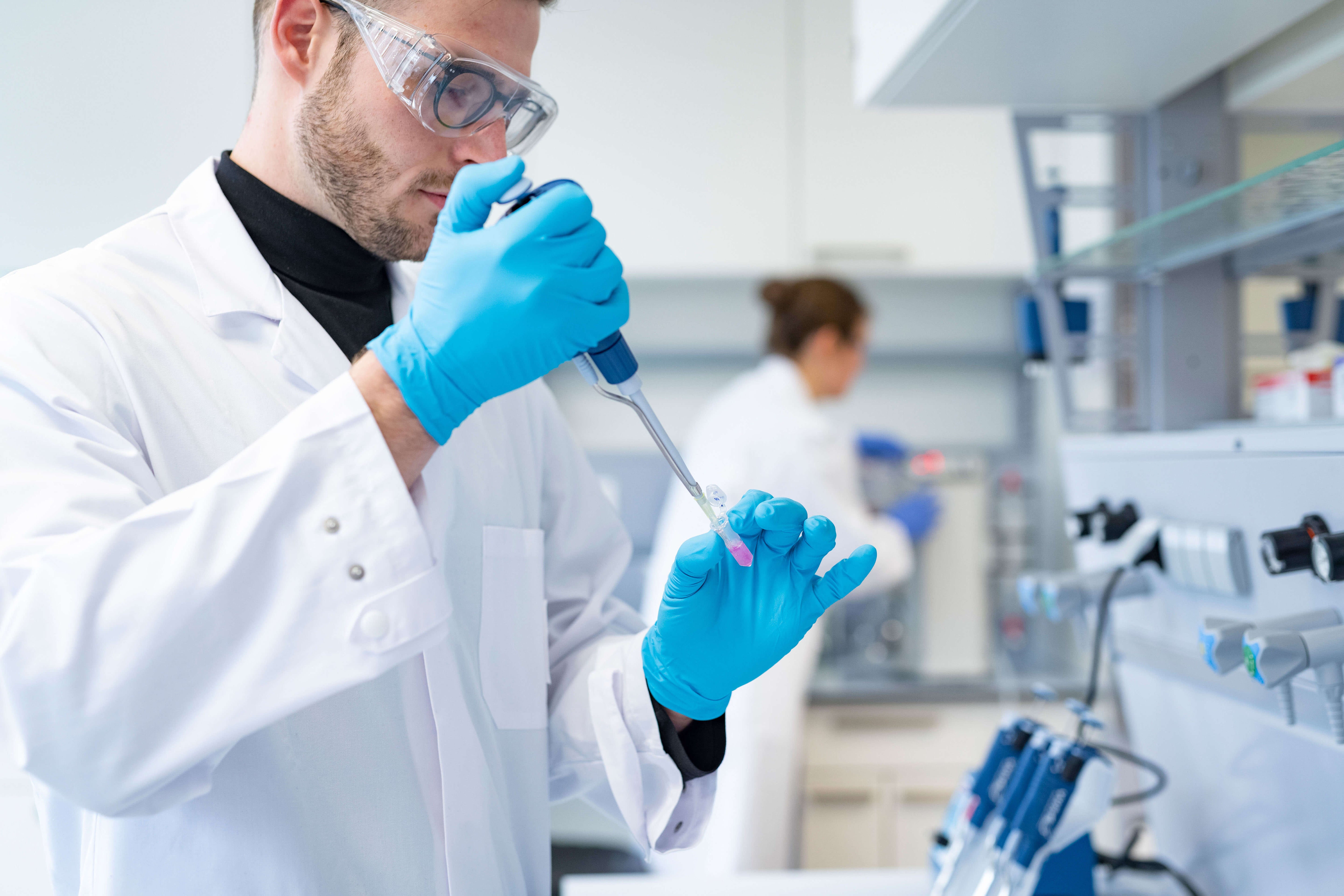 Pipettierarbeiten im labor2