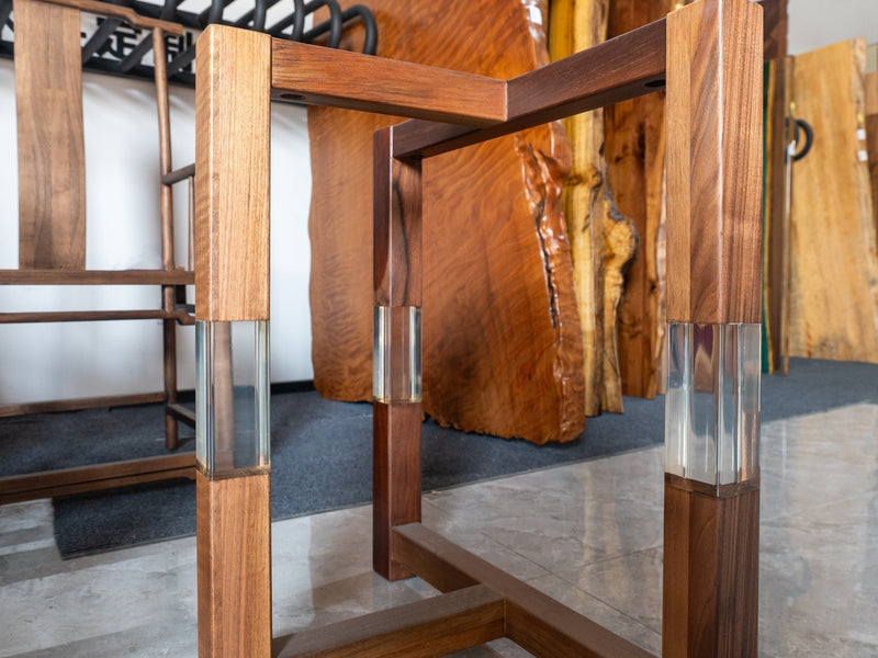 Using clear epoxy resin for wood in metal applications and river edge tables