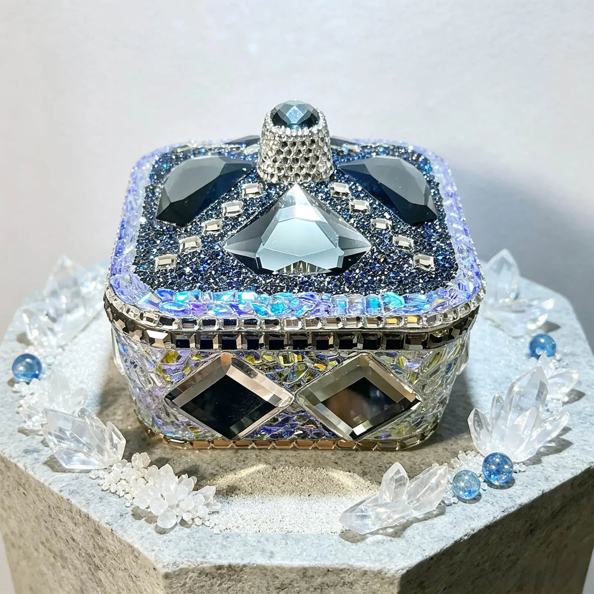 decorative-epoxy-resin-jewelry-box-with-lid